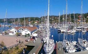 Henans Hostel In The Marina